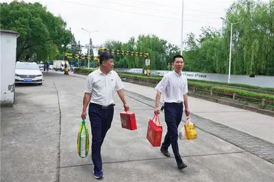 “粽”情端午,与爱同行——芯能科技走访慰问结对帮扶贫困户